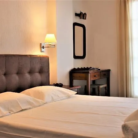 Artemis Santorini Kamári